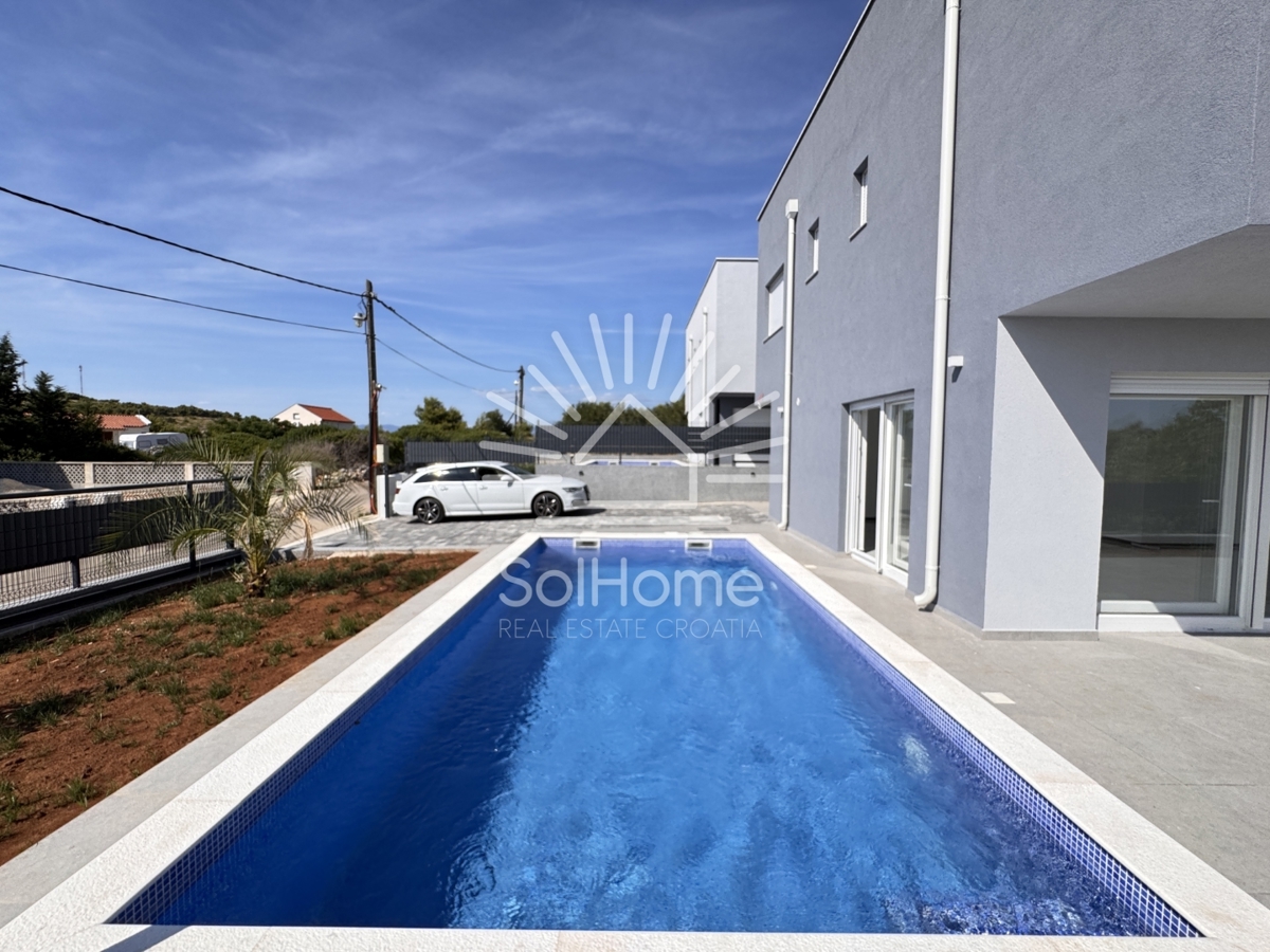 Case con vista panoramica sul mare e terrazza sul tetto a Vir / Croazia.