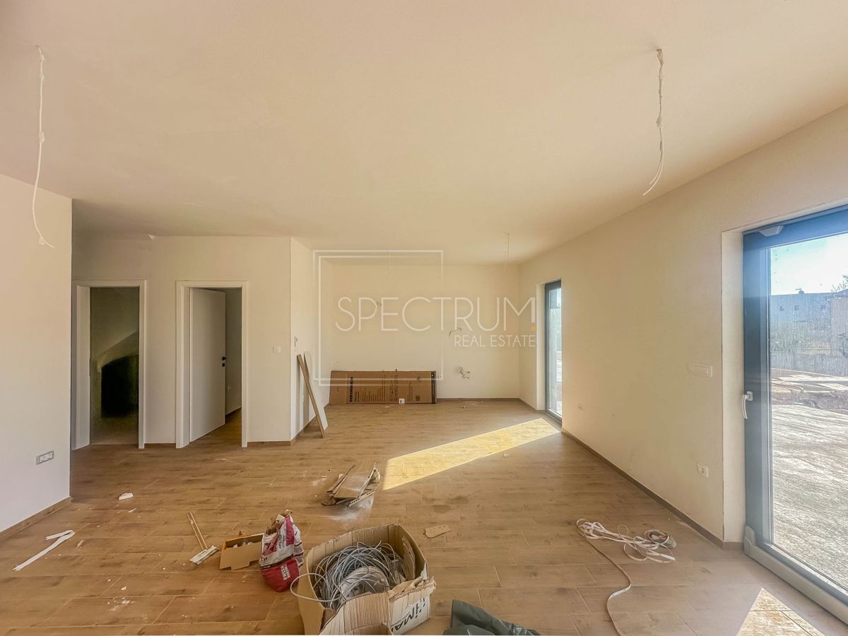 Castelliere, villa bifamiliare con piscina