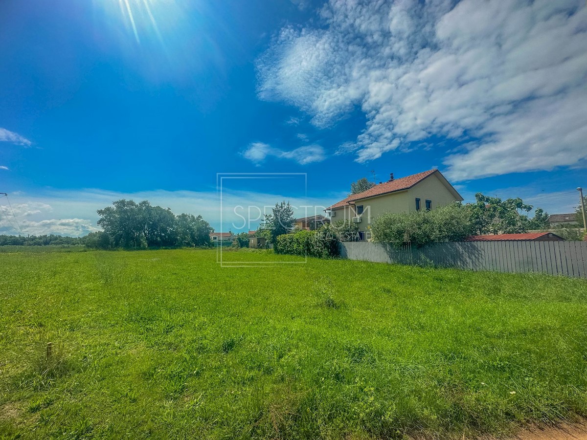 Dintorni di Umago, terreno edificabile a 600 m dal mare