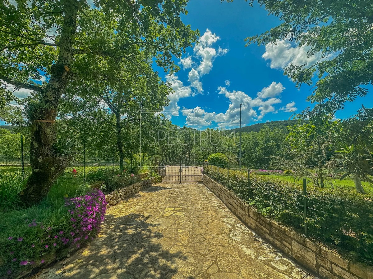 Dintorni di Grisignana, casa in pietra con ampio giardino