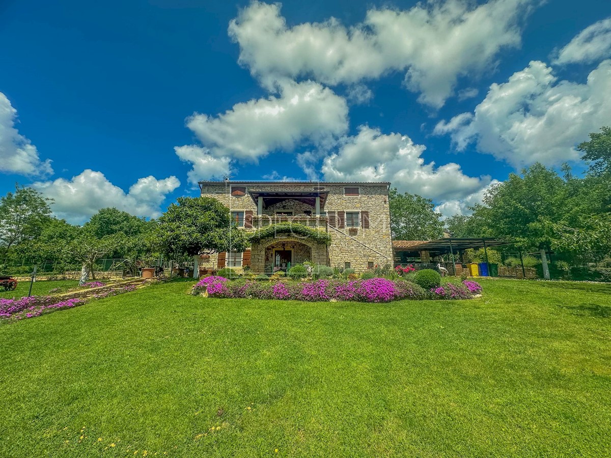 Dintorni di Grisignana, casa in pietra con ampio giardino