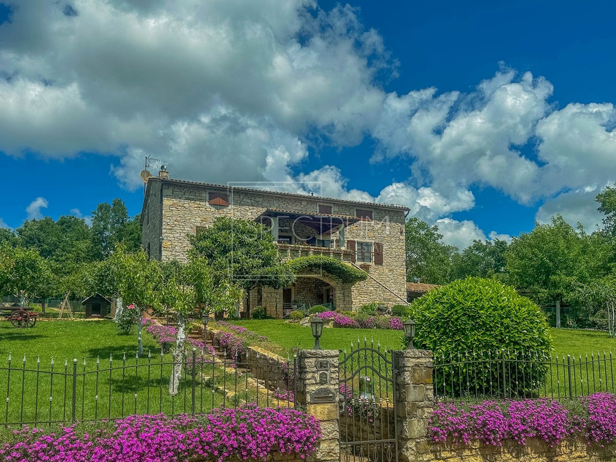 Dintorni di Grisignana, casa in pietra con ampio giardino