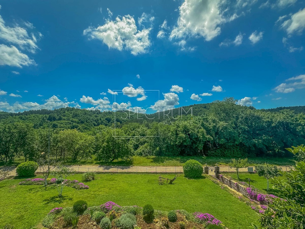 Dintorni di Grisignana, casa in pietra con ampio giardino