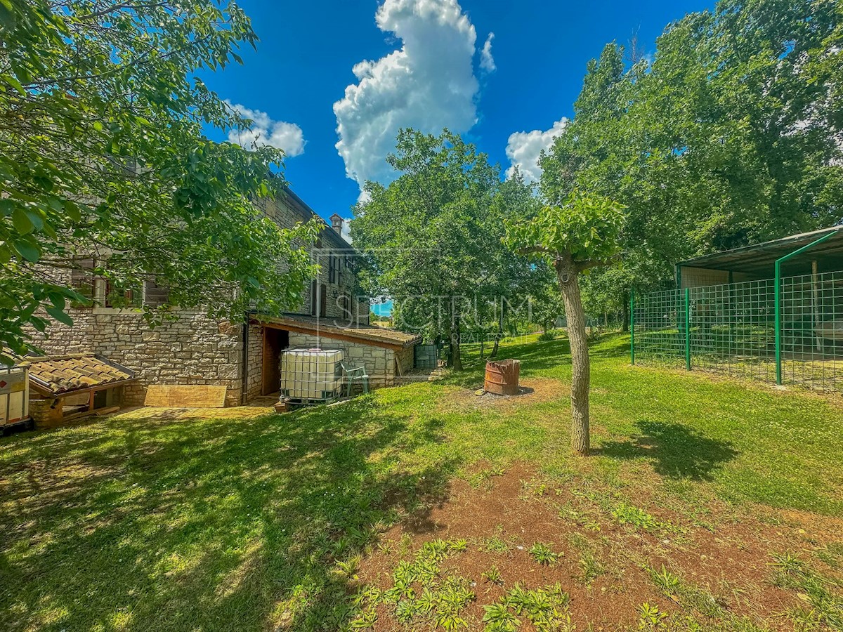 Dintorni di Grisignana, casa in pietra con ampio giardino