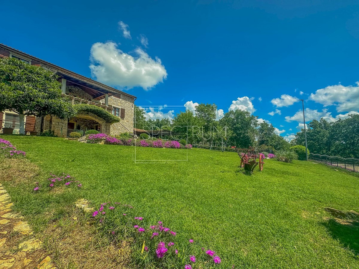 Dintorni di Grisignana, casa in pietra con ampio giardino