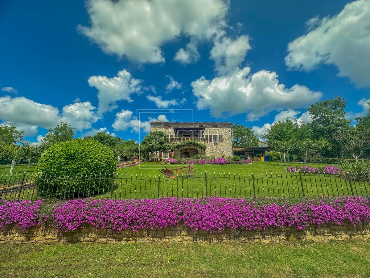 Dintorni di Grisignana, casa in pietra con ampio giardino