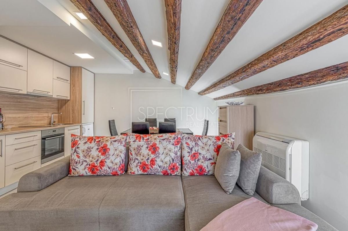 Parenzo, appartamento in posizione ideale, prima fila al mare!