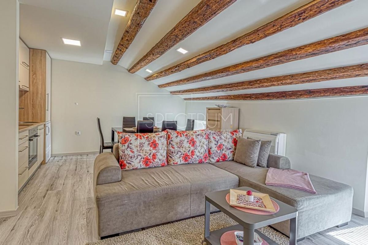 Parenzo, appartamento in posizione ideale, prima fila al mare!