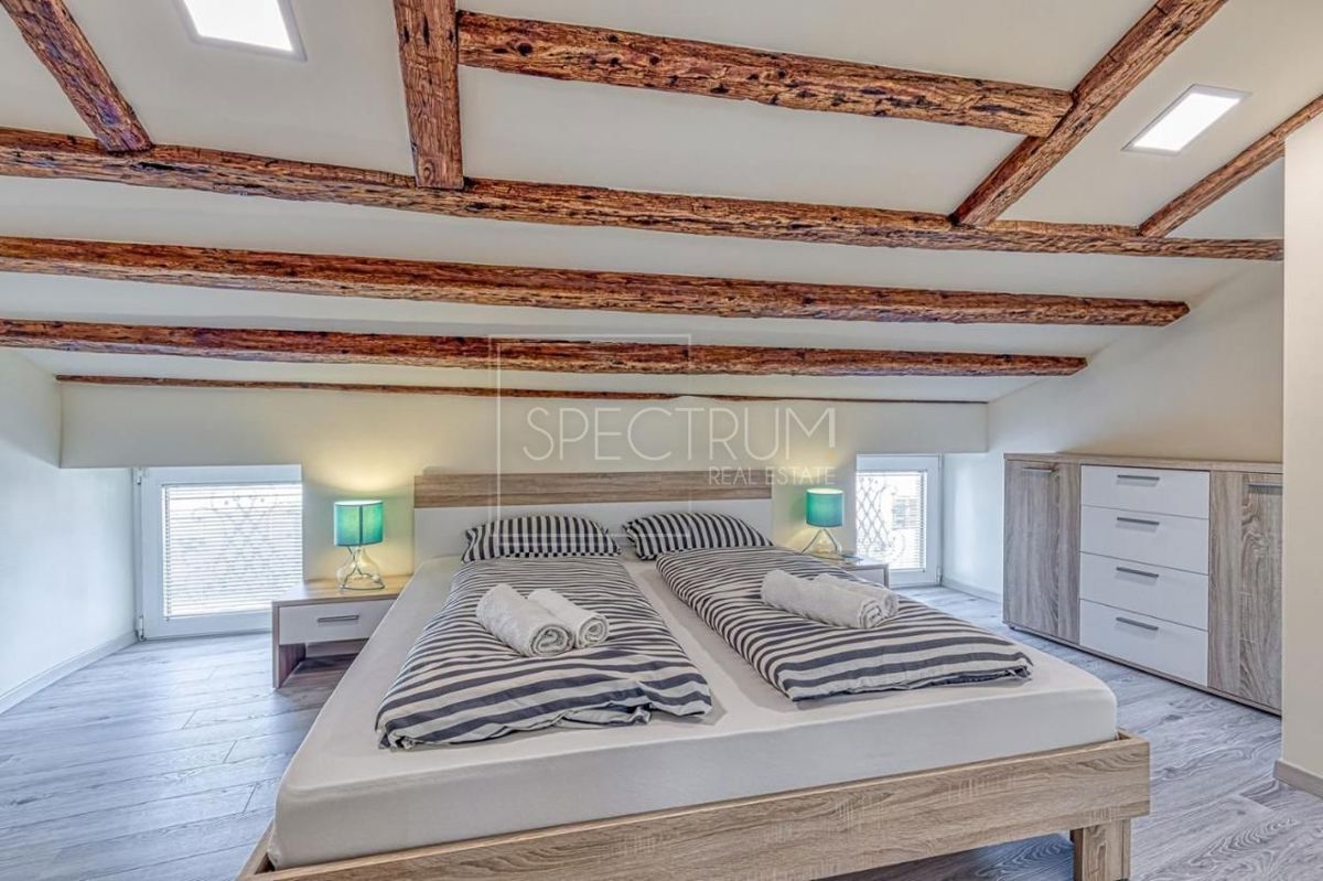 Parenzo, appartamento in posizione ideale, prima fila al mare!