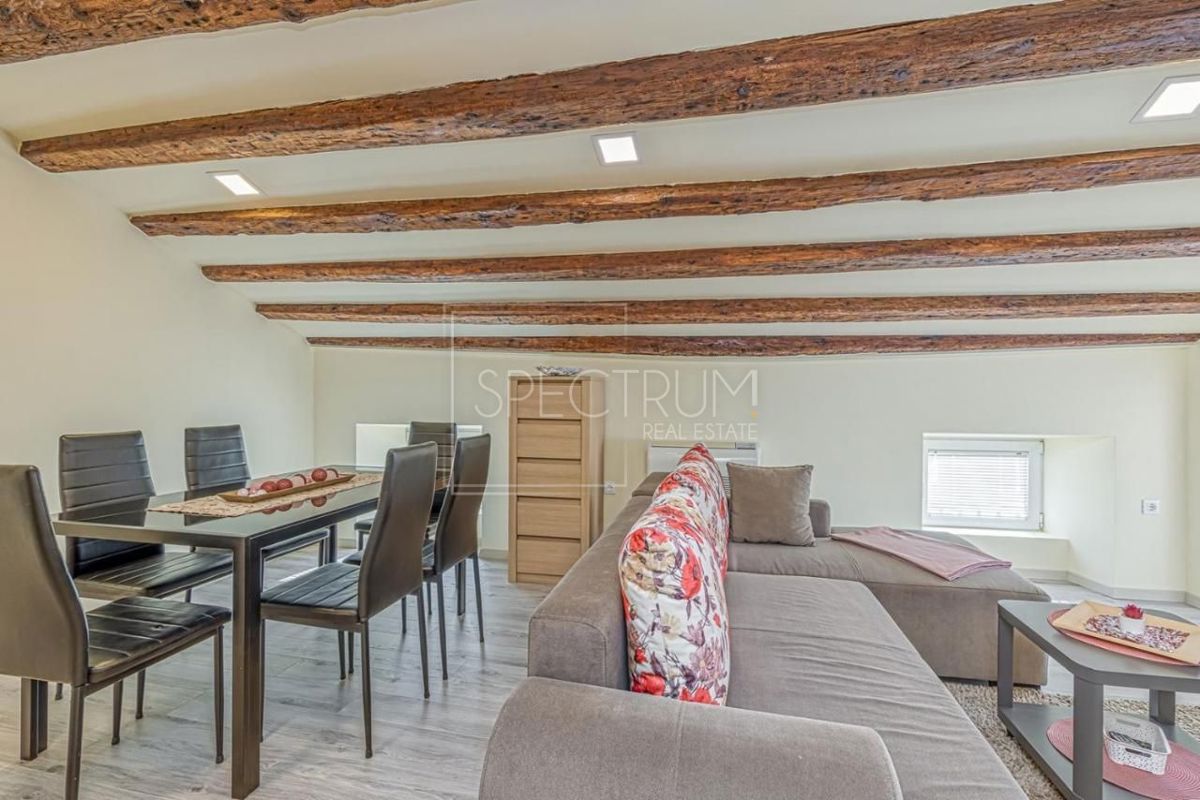 Parenzo, appartamento in posizione ideale, prima fila al mare!