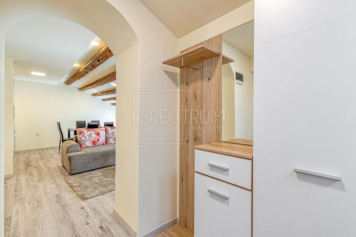 Parenzo, appartamento in posizione ideale, prima fila al mare!