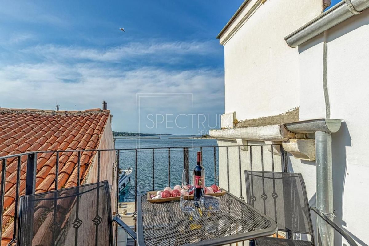 Parenzo, appartamento in posizione ideale, prima fila al mare!