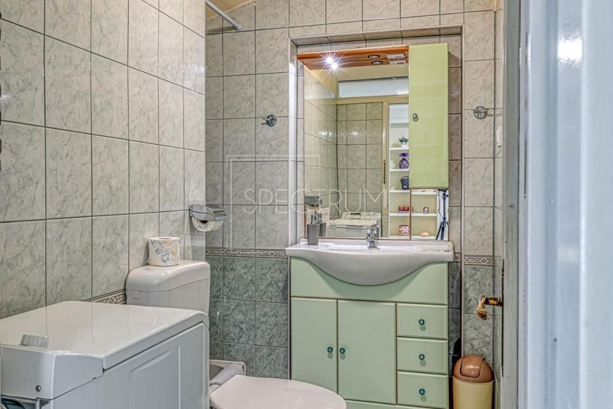 Parenzo, appartamento in posizione ideale, prima fila al mare!