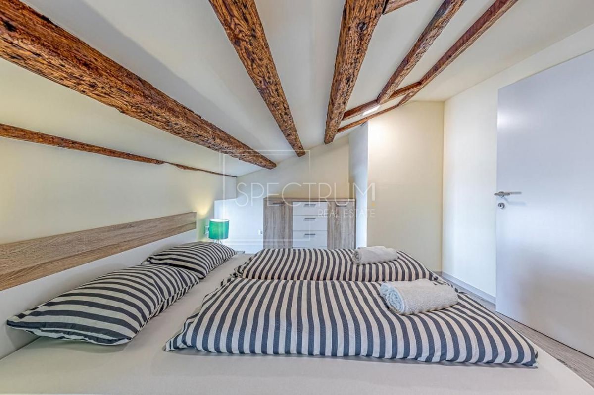 Parenzo, appartamento in posizione ideale, prima fila al mare!