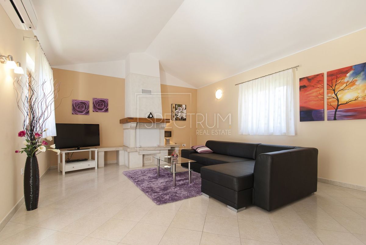 Zona di Antignana, casa con piscina in posizione tranquilla