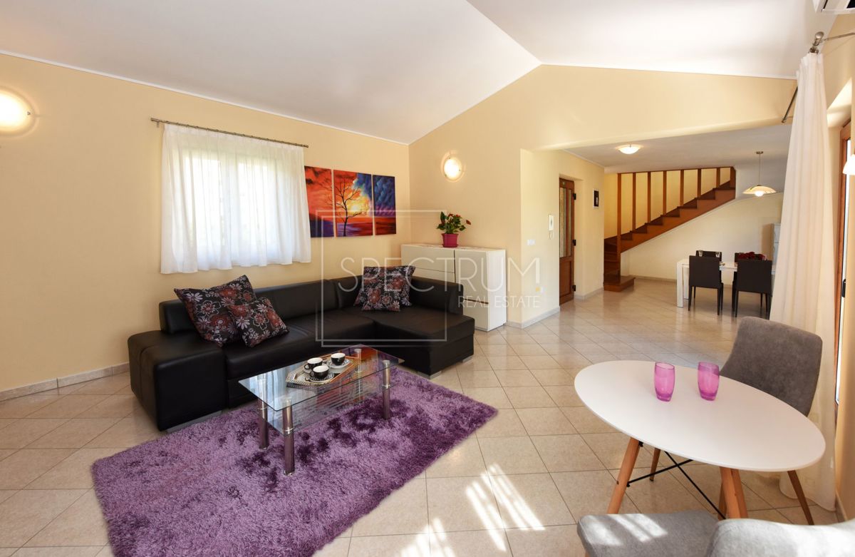 Zona di Antignana, casa con piscina in posizione tranquilla