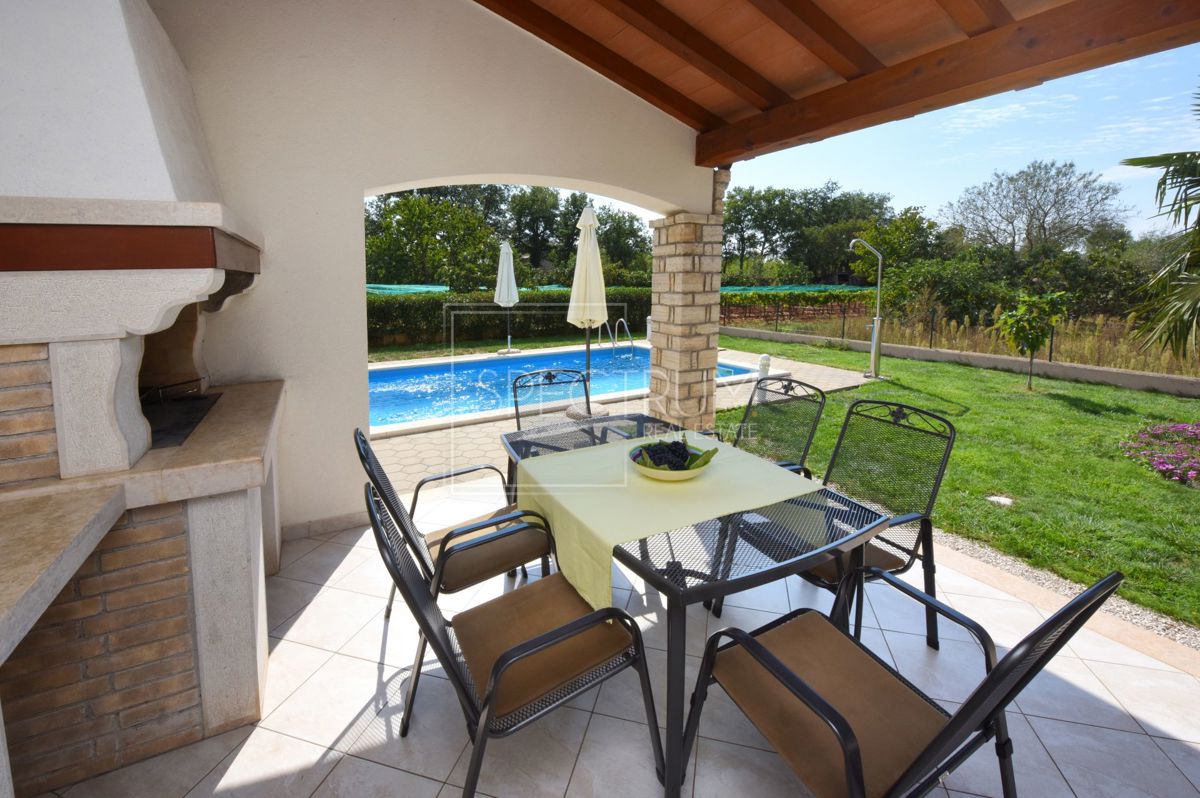 Zona di Antignana, casa con piscina in posizione tranquilla