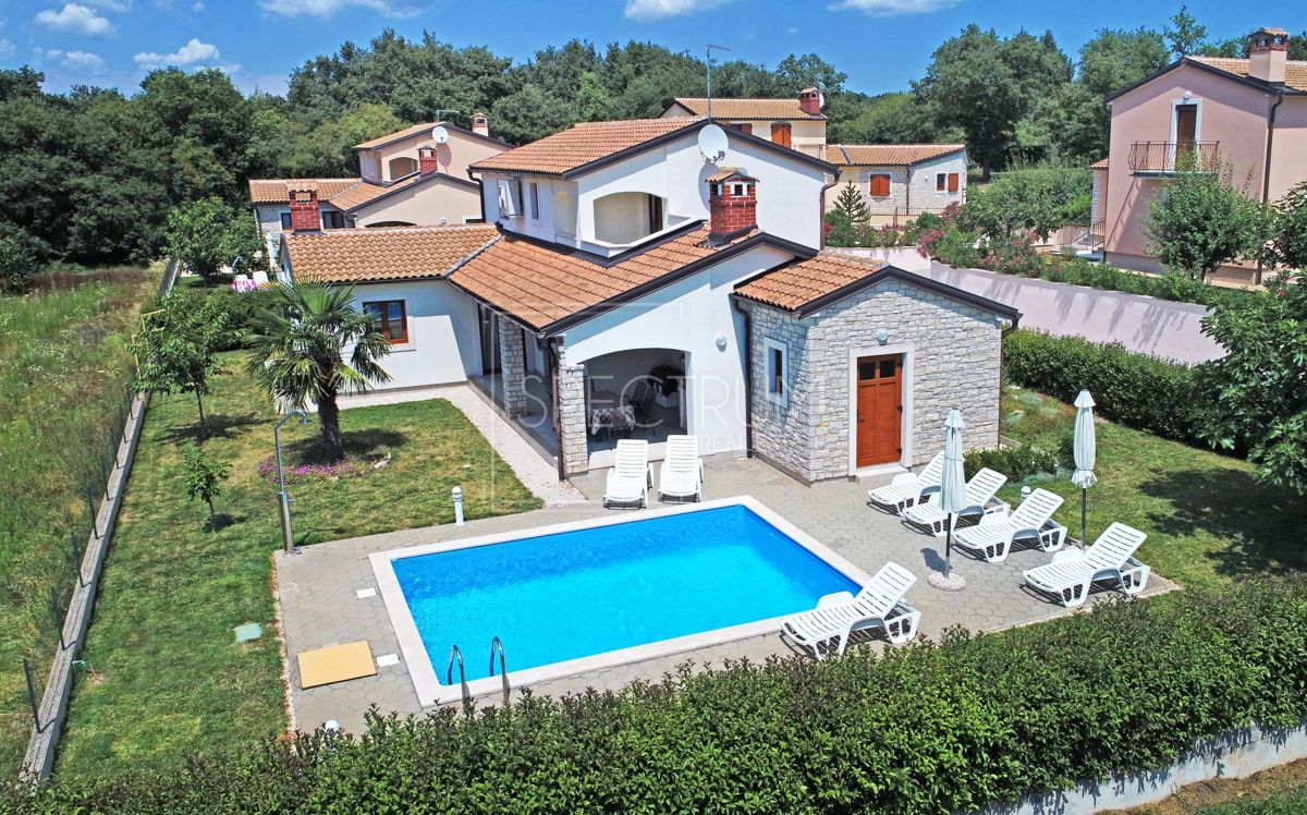 Zona di Antignana, casa con piscina in posizione tranquilla