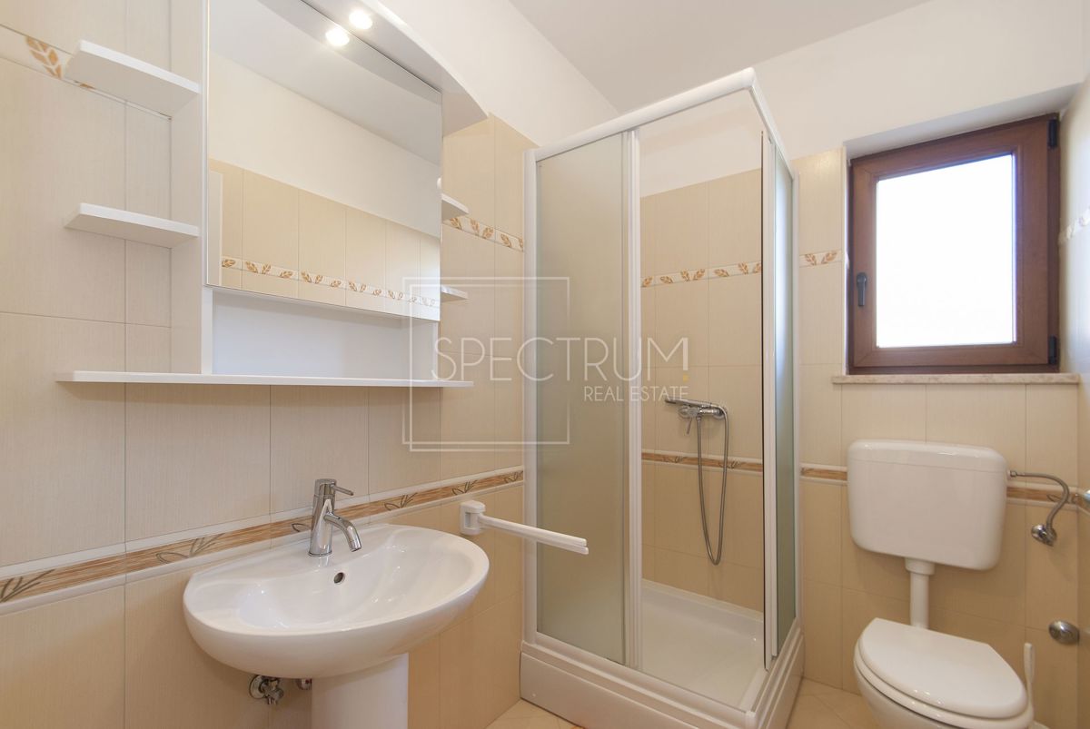 Zona di Antignana, casa con piscina in posizione tranquilla