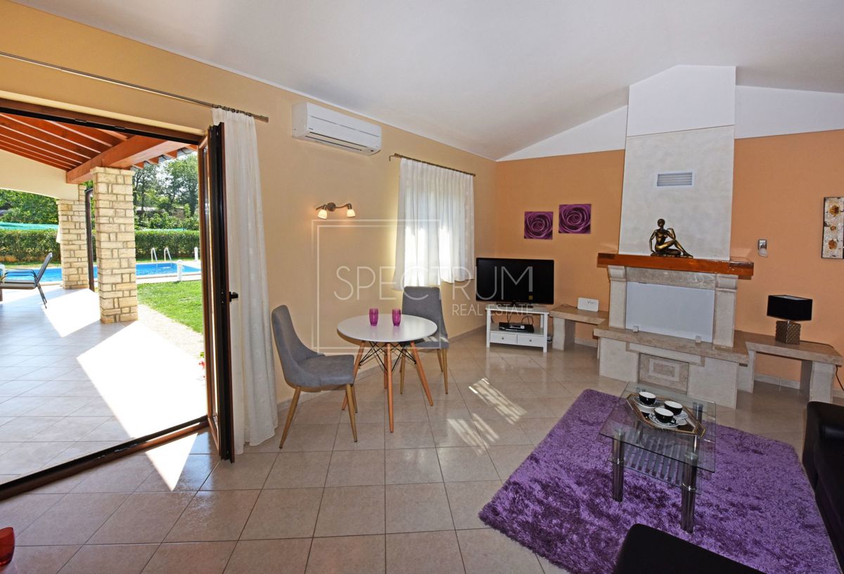 Zona di Antignana, casa con piscina in posizione tranquilla