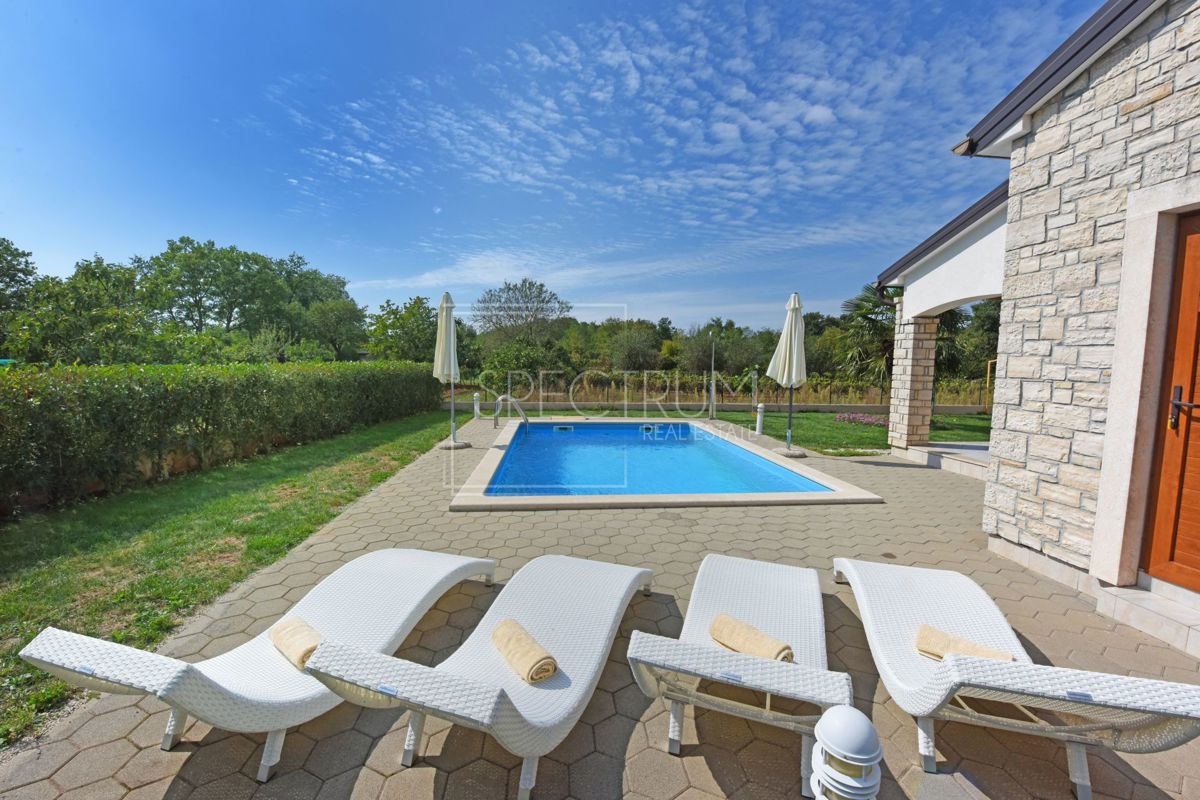 Zona di Antignana, casa con piscina in posizione tranquilla