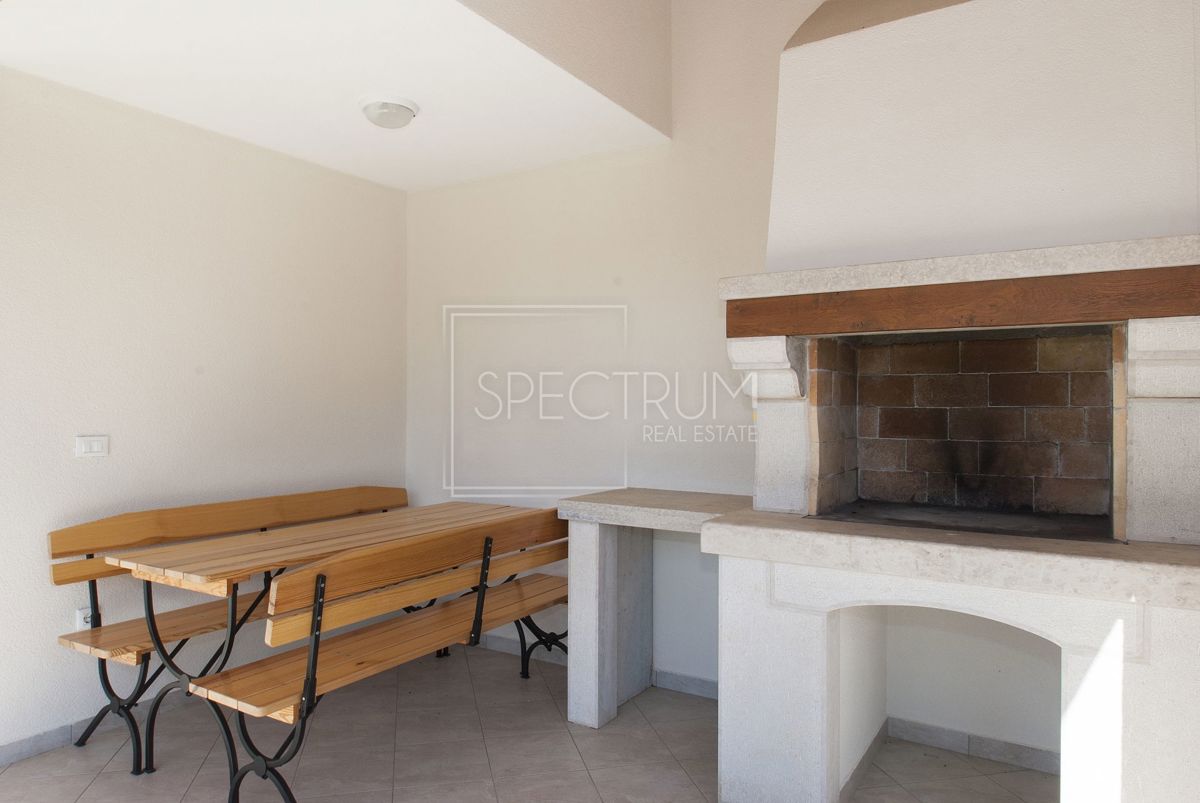 Zona di Antignana, casa con piscina in posizione tranquilla