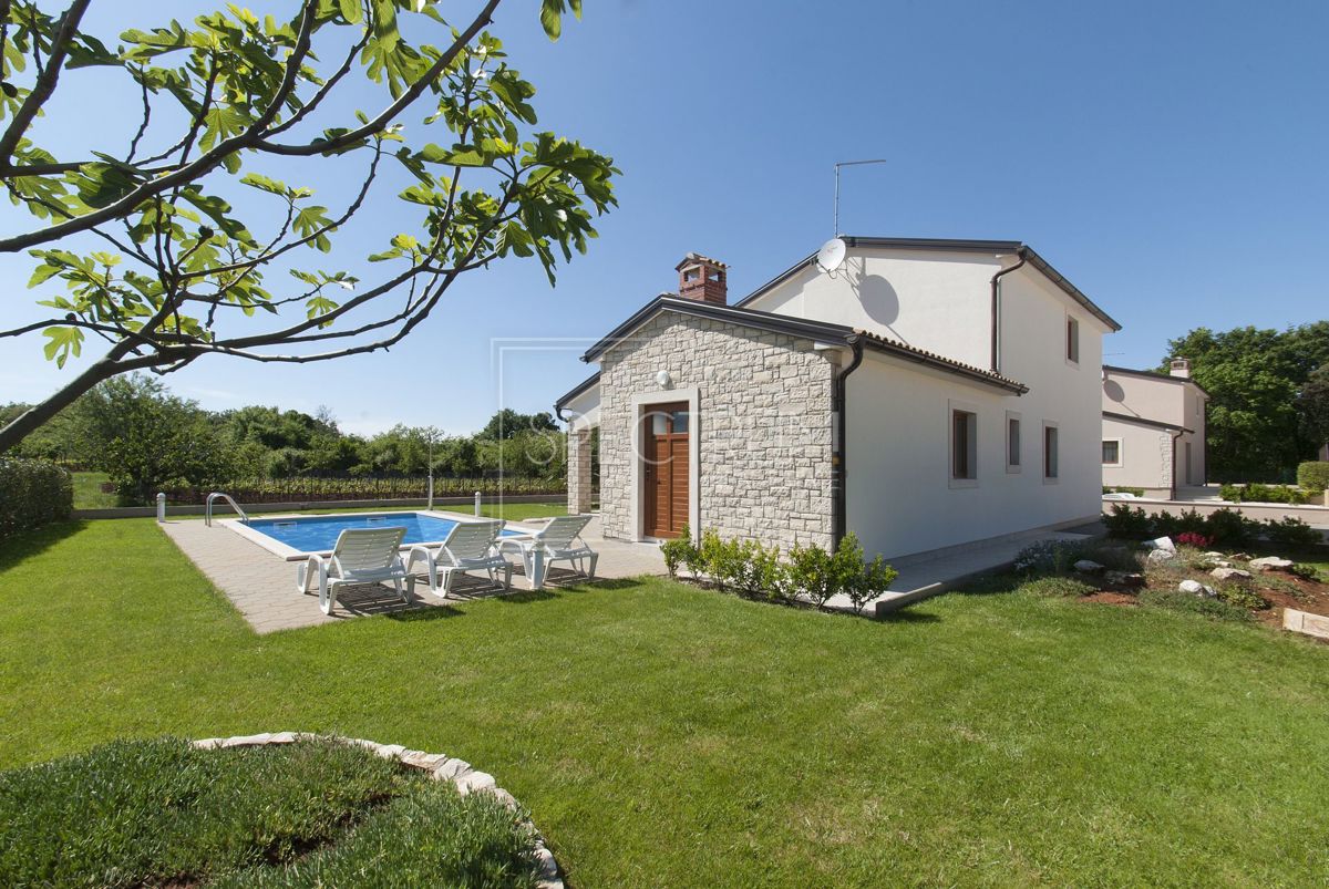 Zona di Antignana, casa con piscina in posizione tranquilla