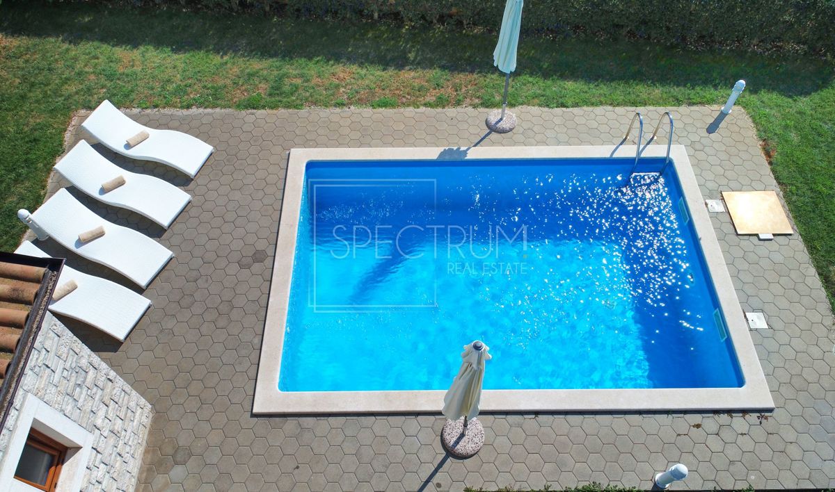 Zona di Antignana, casa con piscina in posizione tranquilla