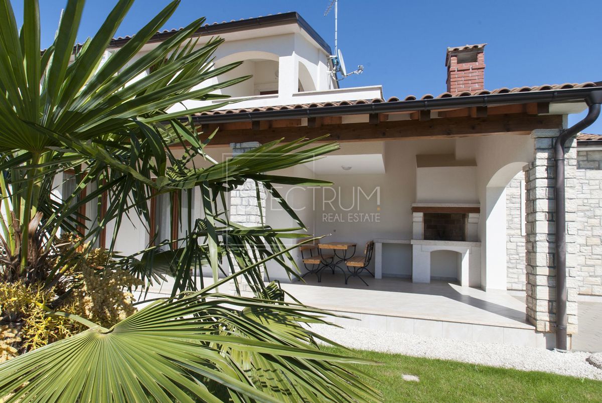 Zona di Antignana, casa con piscina in posizione tranquilla