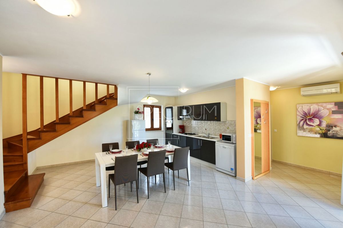 Zona di Antignana, casa con piscina in posizione tranquilla