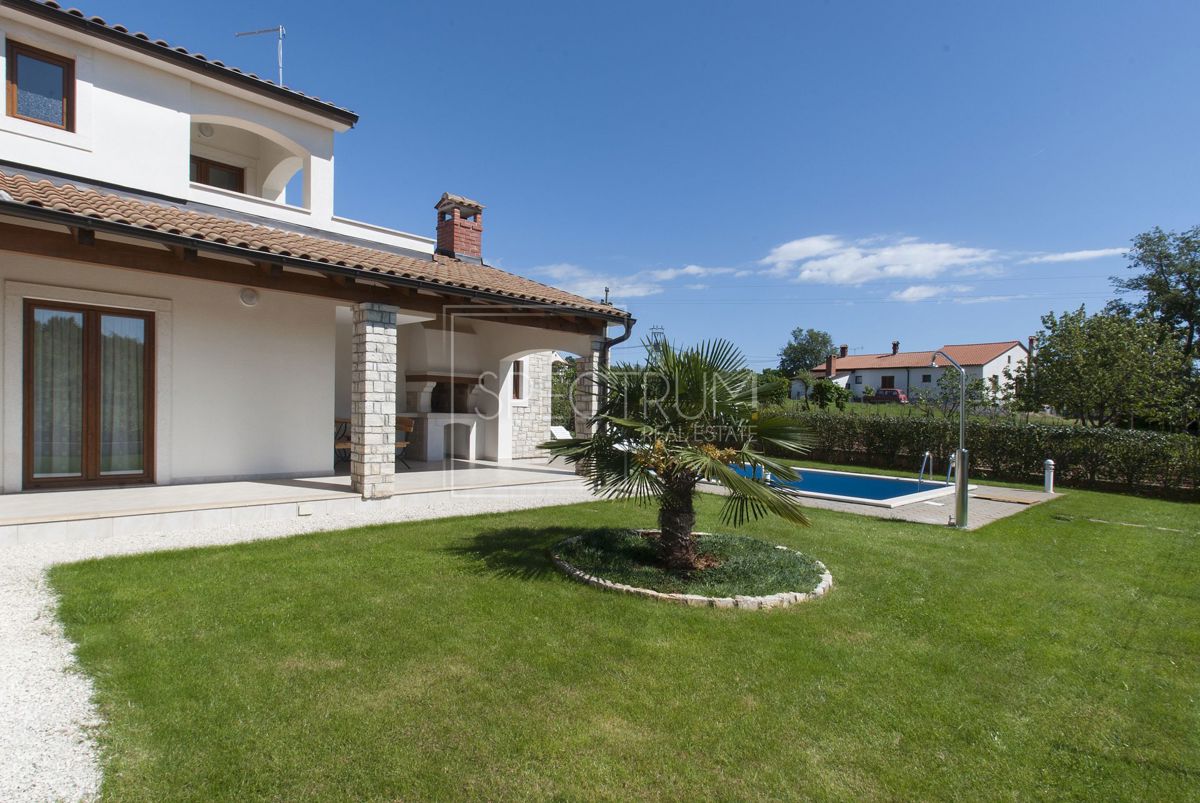 Zona di Antignana, casa con piscina in posizione tranquilla