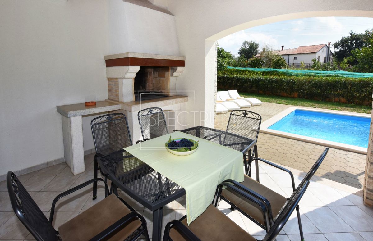 Zona di Antignana, casa con piscina in posizione tranquilla