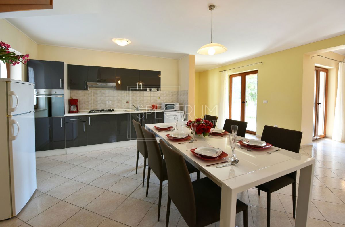 Zona di Antignana, casa con piscina in posizione tranquilla