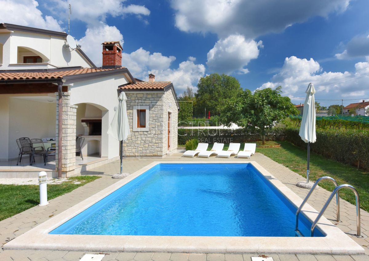 Zona di Antignana, casa con piscina in posizione tranquilla