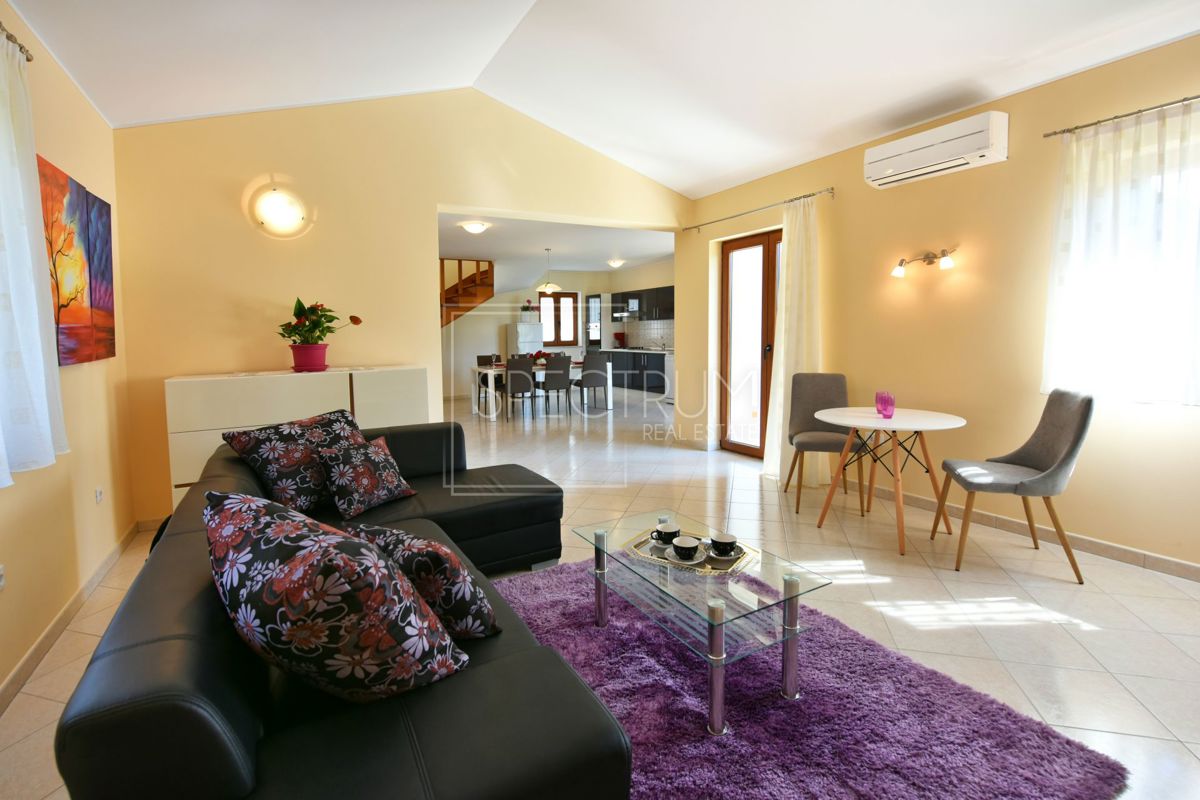 Zona di Antignana, casa con piscina in posizione tranquilla