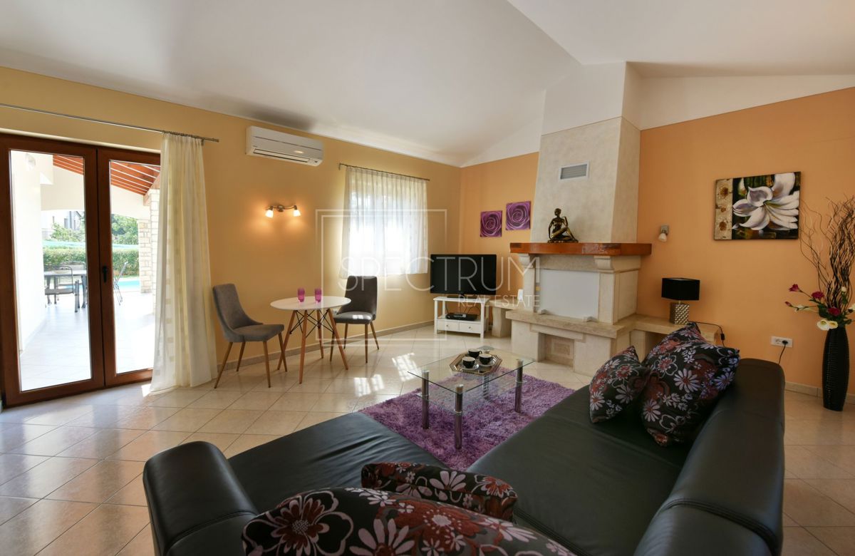 Zona di Antignana, casa con piscina in posizione tranquilla