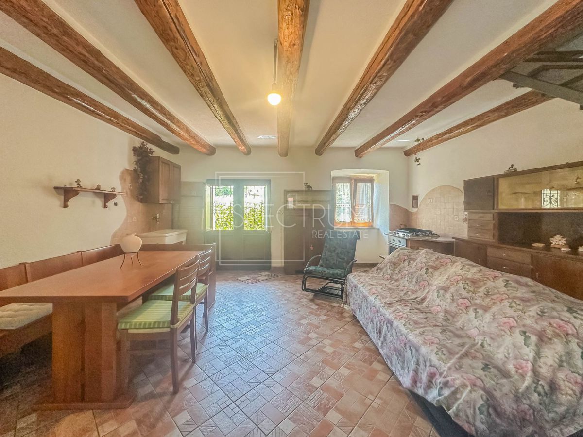 Zona di Verteneglio, 2 case in pietra con potenziale di investimento