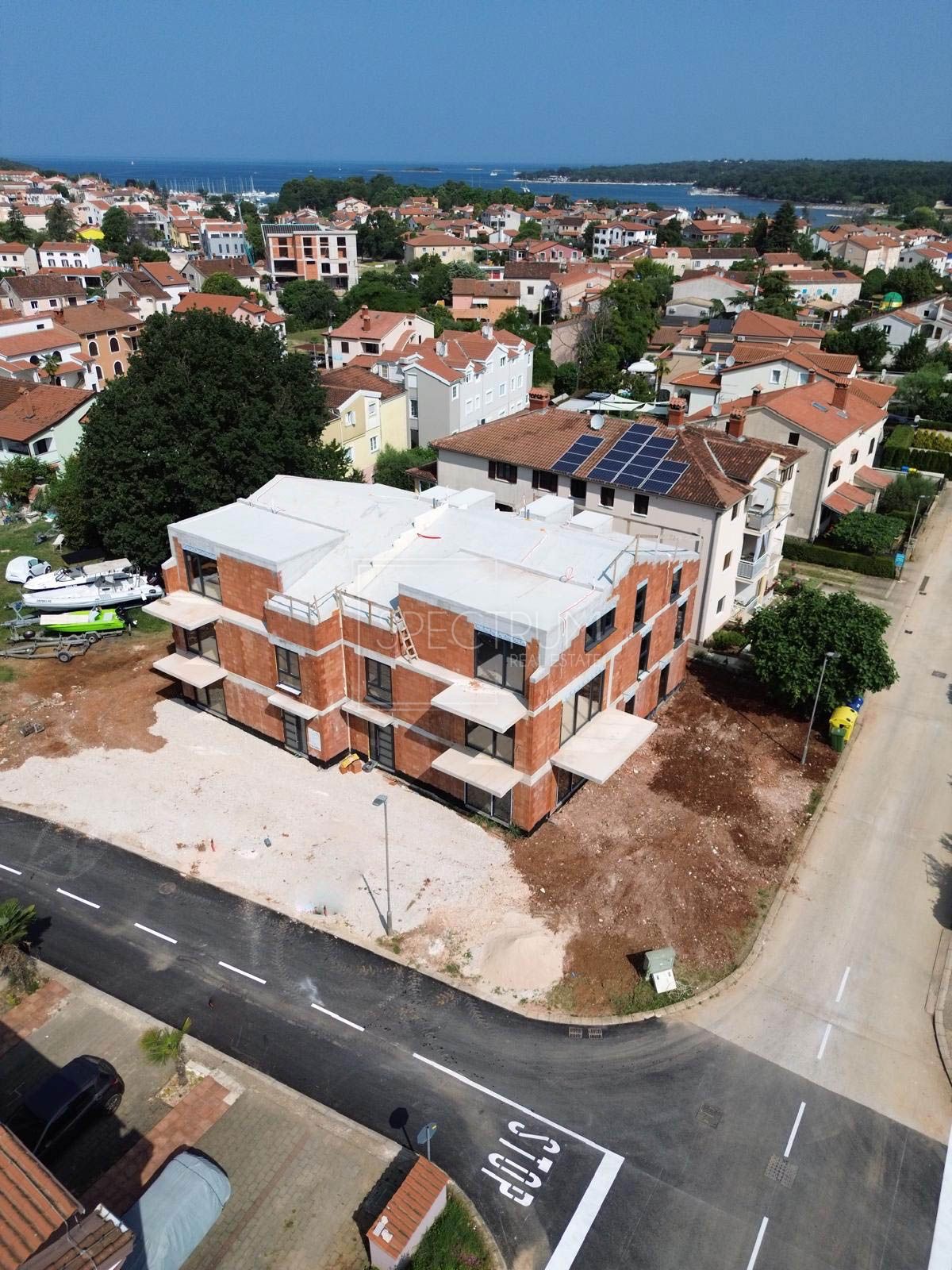 Fontane, spazioso appartamento al piano terra in un nuovo edificio