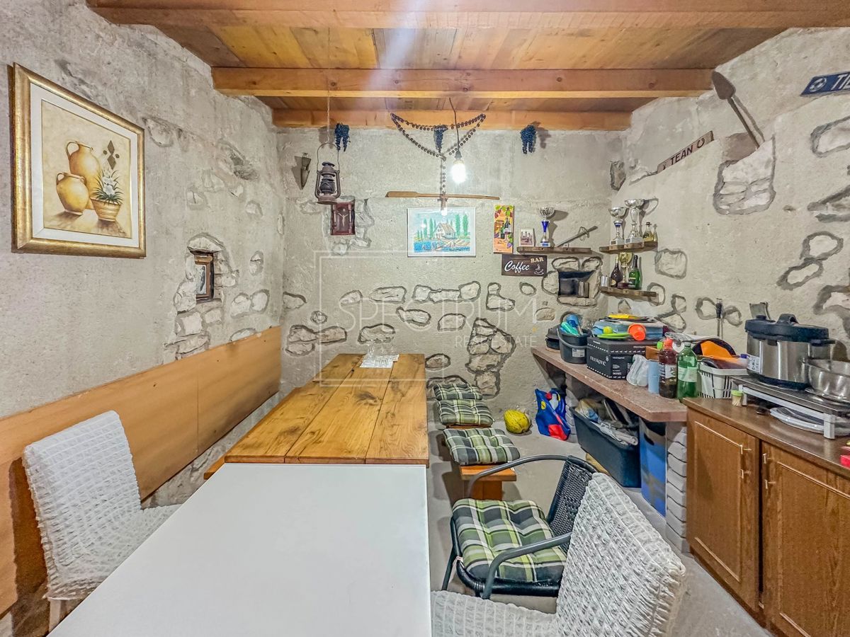 Verteneglio, casa in pietra da ristrutturare