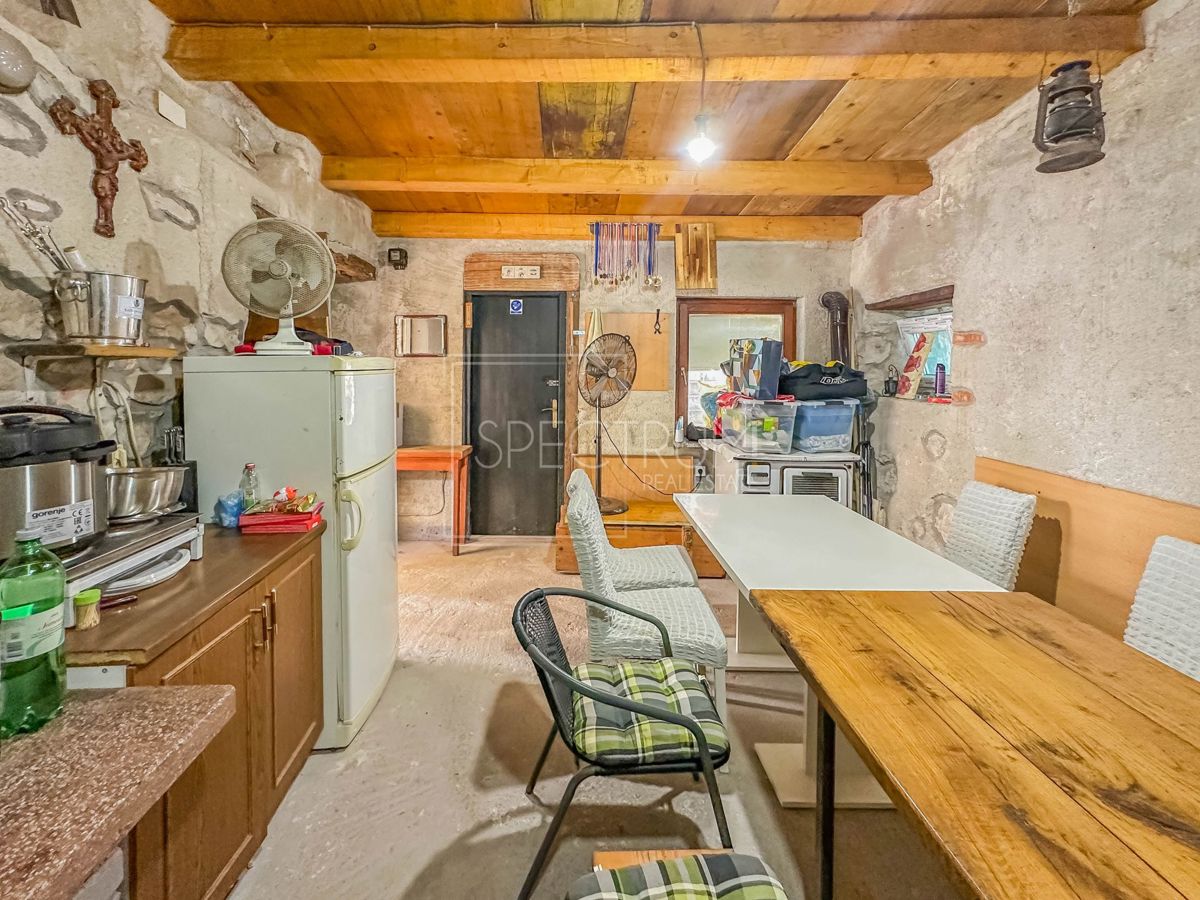 Verteneglio, casa in pietra da ristrutturare