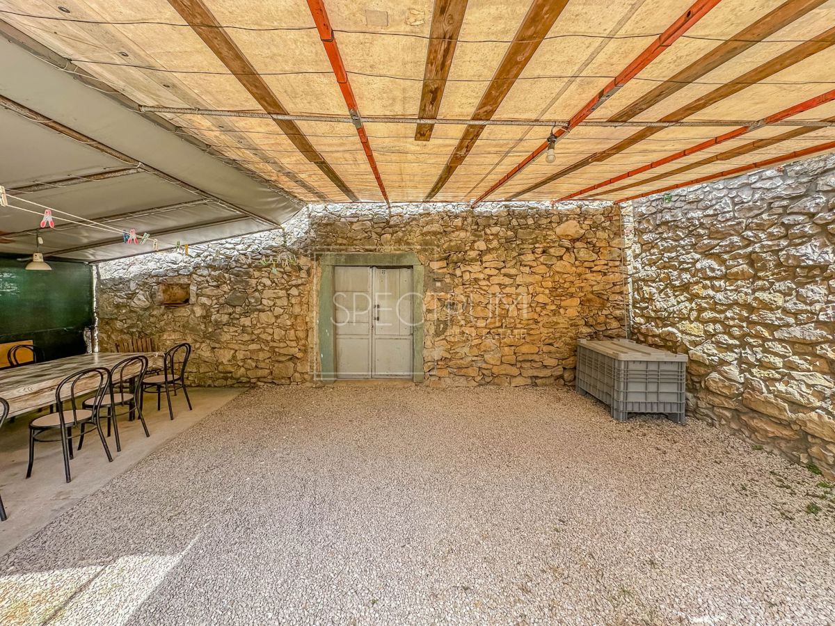 Verteneglio, casa in pietra da ristrutturare