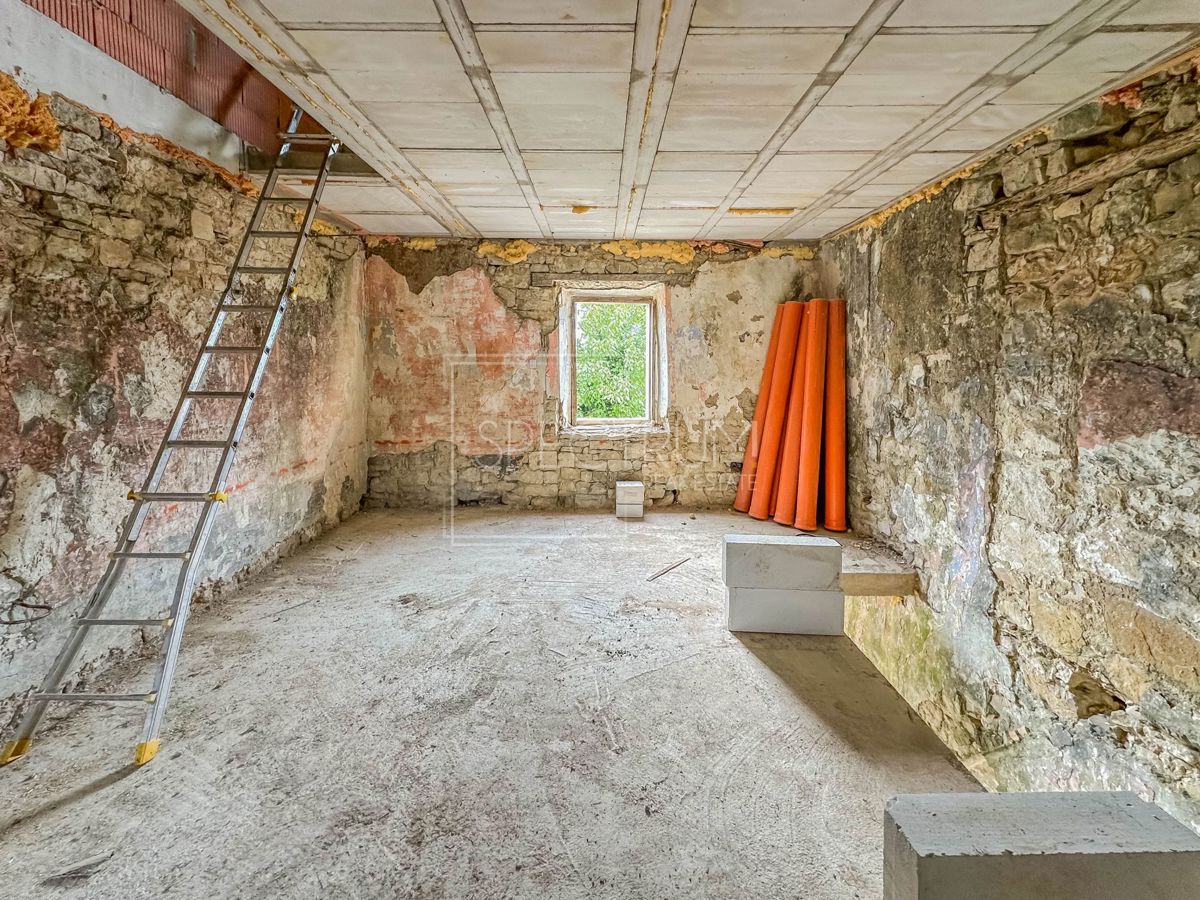 Zona di Buie, casa in pietra con vista panoramica