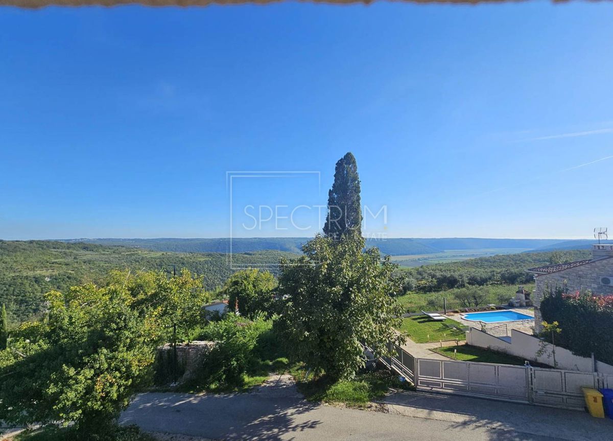 Zona di Buie, casa in pietra con vista panoramica