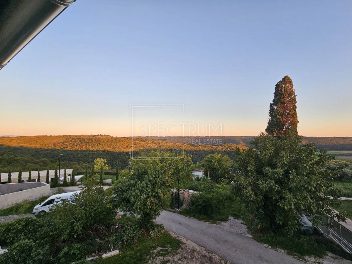 Zona di Buie, casa in pietra con vista panoramica