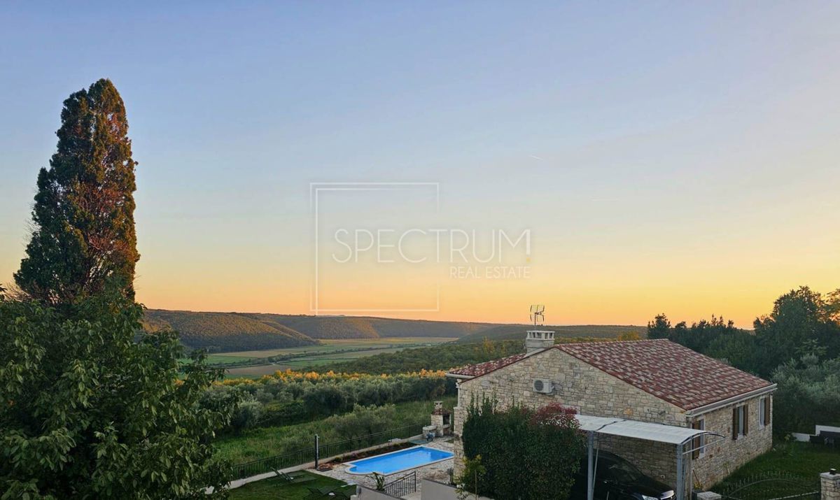 Zona di Buie, casa in pietra con vista panoramica