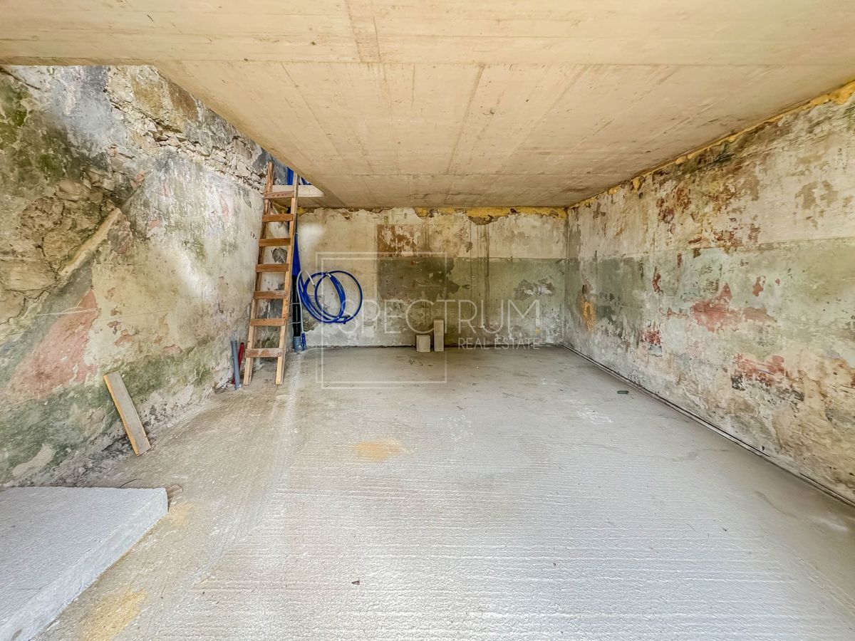 Zona di Buie, casa in pietra con vista panoramica