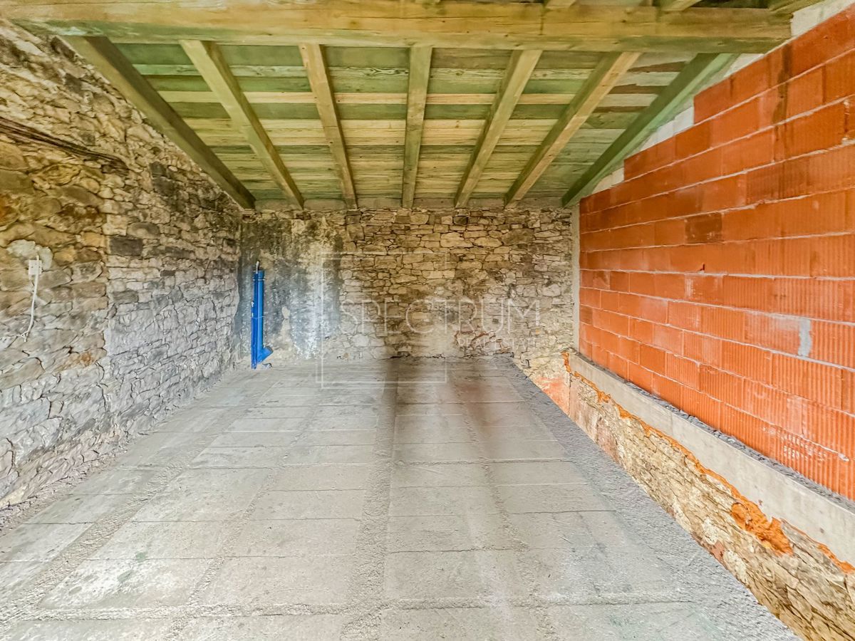 Zona di Buie, casa in pietra con vista panoramica