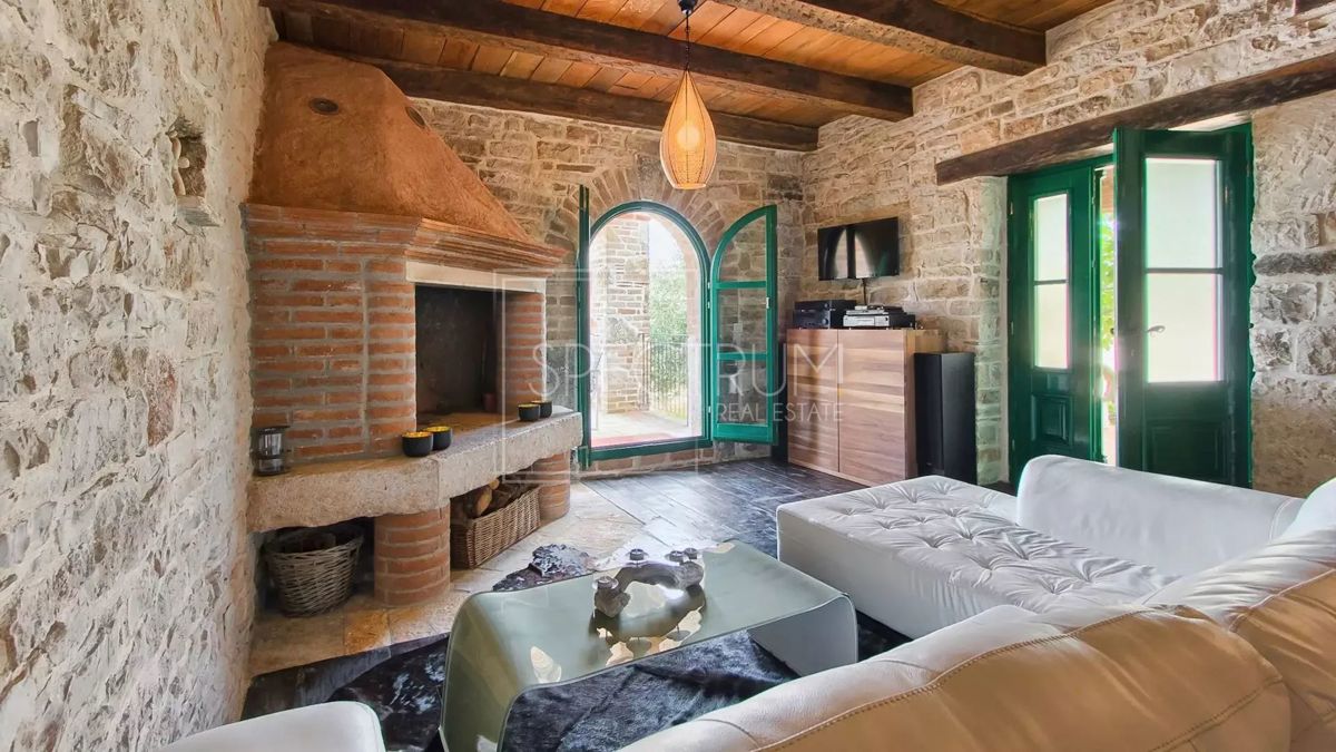 Zona di Antignana, casa in pietra ristrutturata con piscina