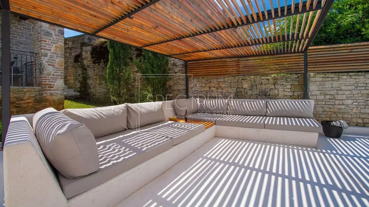 Zona di Antignana, casa in pietra ristrutturata con piscina