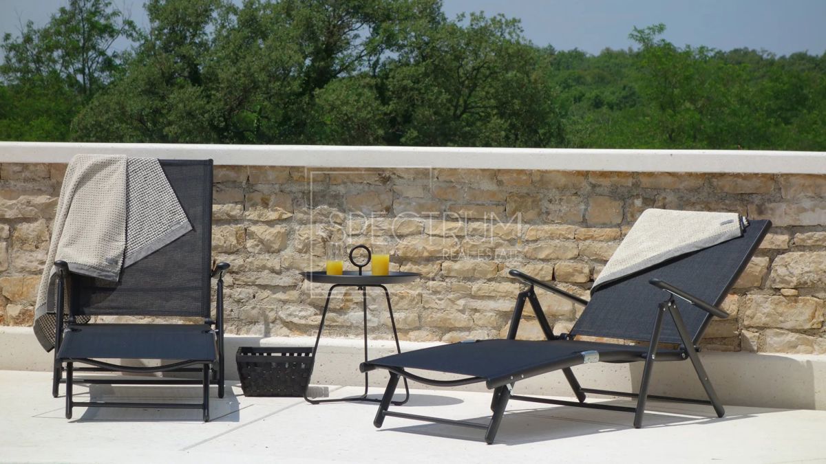 Zona di Antignana, casa in pietra ristrutturata con piscina